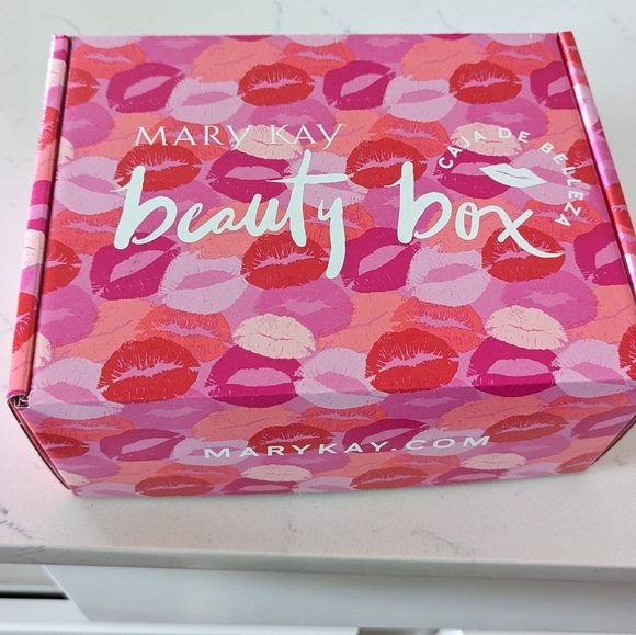 Limited Mary Kay Beauty box 🎁 - Picture 4 of 5